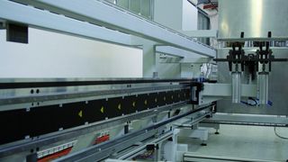 Bild 1: Diese Rohbretterzuschnitt- und -kommissionieranlage zeigt, wie Handhabungsachsen, Linearmotoren, digitale Bildverarbeitung und CNC-Bearbeitungsachsen auf engsten Raum den Materialverschnitt um 50% reduzieren können. (Archiv: Vogel Business Media)