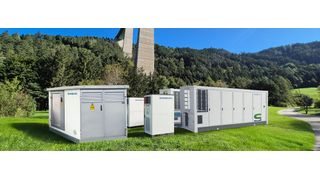 Schmachtl stellt die Proudkte für das Referenzprojekt in Tirol: Das umfasst einen Transformator mit 3,8 MVA, zwei 20-Fuß-Batteriecontainer und zwei Wechselrichter mit einer Gesamtleistung von 3,5 MW und einer Speicherkapazität von 6,88 MWh.  (Bild: Schmachtl)