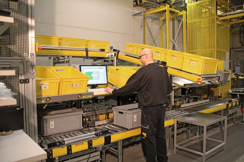 Die benötigten Artikelbehälter fahren an den Kommissionierplatz. Dort wird im Ware-zur-Person-Prinzip per Bildschirmdialog kommissioniert. Bild: Unitechnik (Archiv: Vogel Business Media)