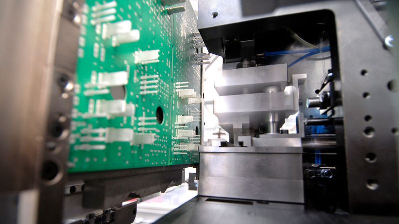 Aufgrund der hohen Komplexität und erforderlichen Präzision erfolgt die Bestückung von Leiterplatten nach dem THT-Verfahren bisher überwiegend manuell.(Bild:  Eberhard AG)