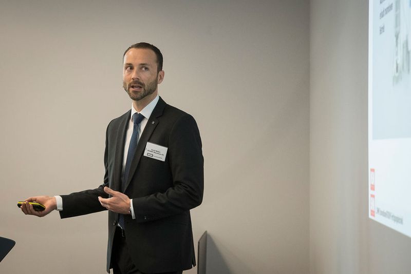 David Weber von der Trumpf Maschinen AG brachte den Besuchern das Additive Verfahren Laser Metal Fusion (LMF) näher. (Thomas Entzeroth)
