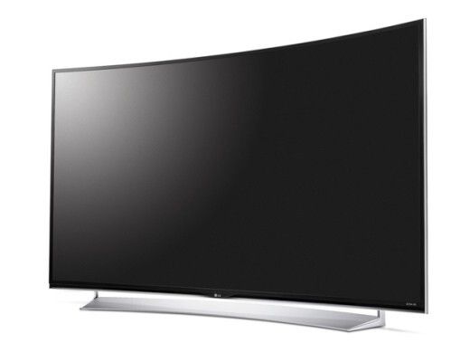 Red Dot Award 2015 - UHD TV UG8700 von LG: Der UHD-Fernseher UG8700 besitzt einen gewölbten Bildschirm, der dem Zuschauer ein realistisches Kinoerlebnis vermittelt. Sein Aluminiumrahmen wurde über Aufrauen und Schleifen so strukturiert, dass das Metall elegante Kontraste zeigt. Die Silhouette des dünnen, aus Metallplattenbändern gefertigten Ständers unterstreicht die Wölbung des Bildschirms. Dabei erscheint seine polierte Metalloberfläche umso weicher. (Bild: Red Dot)