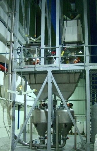 Ammag-Tandem-Anlage mit je 850 Liter Sender-Volumen zur schonenden Förderung von Zucker: 3 Wege, je 60 m mit max. 20 t/h. Beschickung durch eine Ammag-Vierfach-Big-Bag-Station.  (Bild: Ammag)