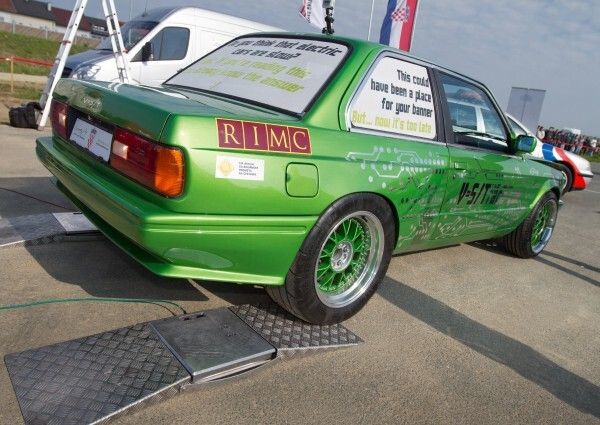 Der Rimac e-M3: der auf Elektroantrieb umgerüstete Oldtimer BMW E30 Baujahr 1984 auf Rekordfahrt (Bild: Rimac Automobili)