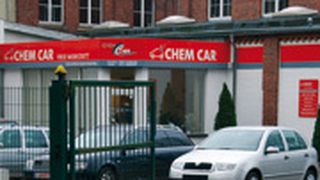 Mit der neuen Außen-signalisation will Jens Strobel professioneller auftreten und neue Kunden hinzuge-
winnen. (Foto: Rubbel)