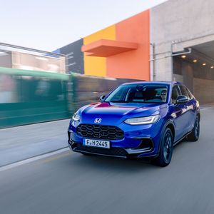 Obwohl es sich beim ZR-V um ein dynamisch akzentuiertes SUV-Modell handelt, übertreibt es Honda nicht mit sportlicher Optik.(Bild:  Honda)