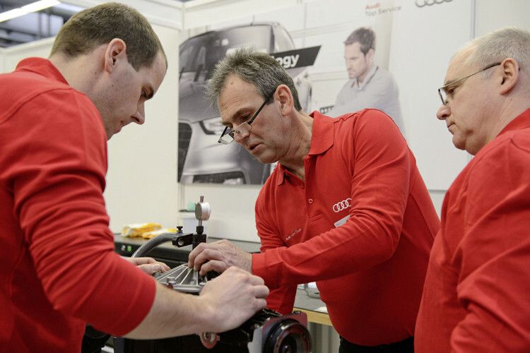 Höchste Präzision gefordert: Im Rahmen des Audi Twin Cup führten die Technik-Teams Einstellarbeiten an einem Quattro-Achsantrieb durch. (Foto: Audi)