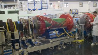 Das Instrument, mit dem die Jülicher Forscher die Bewegungen der Proteine vermessen haben, trägt einen langen Namen: Jülicher Neutronenspinechospektrometer. Dank der besonderen Eigenschaften von Neutronen erkennt es Bewegungen in einer Größenordnung von Nanometern pro Nanosekunde – langsame Bewegungen in der Welt der Physik. (Bild: W. Schürmann /TU München)