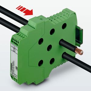 Die String-Leitungen werden einfach durch die Löcher im Solarcheck-Modul geführt.