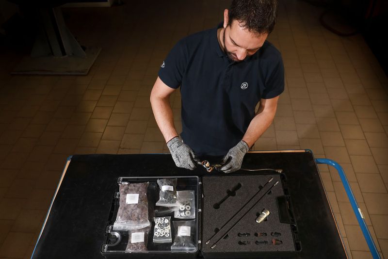 Im Aufbewahrungskoffer befinden sich zwei flexible Verlängerungen, so kann der Mechaniker auch sehr unzgänglich verbaute Anschlüsse erreichen. (Bild: Karl-Heinz Augustin)