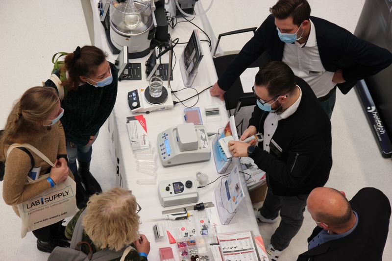 Pipetten sind auf der LAB-SUPPLY besonders gefragt. Hier kann man sich die Funktionen genau erklären und zeigen lassen, etwa bei den Mehrkanalpipetten von Diagional.  Weitere Infos zu den kommenden LAB-SUPPLY-Messen finden Sie auf www.lab-supply.info.  (LABORPRAXIS, C. Lüttmann)