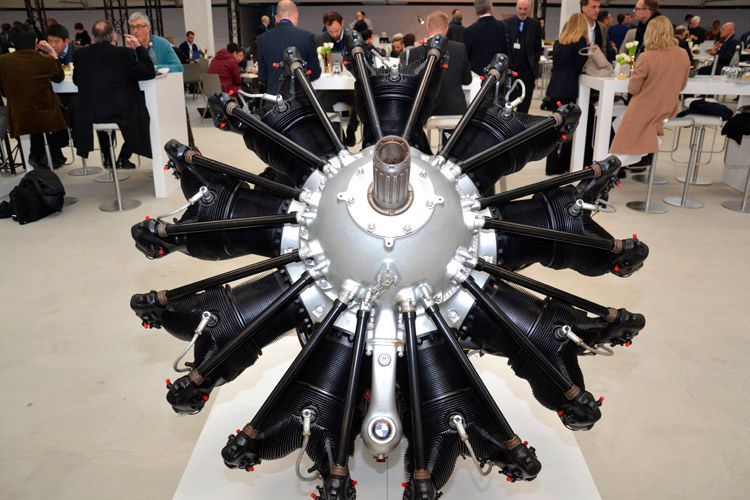 Bevor es gleich weiter geht mit der Jubiläumsveranstaltung werfen wir noch einen schnellen Blick auf den Flugzeug-Sternmotor von BMW… (Foto: Michel)