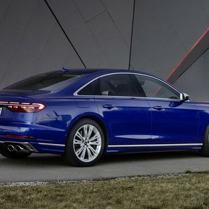 Der S8 erscheint in einer Reihe neuer Farben, mit denen das schwarz-grau-silberne Einerlei in der Oberklasse durchbrochen wird.(Bild:  Autoren-Union Mobilität / Audi)