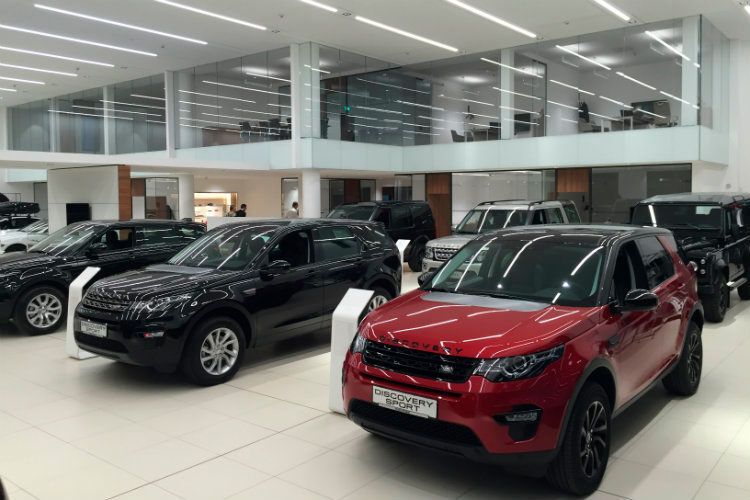 Präsentiert werden die Land-Rover- und Jaguar-Modelle... (Foto: Pfohe)