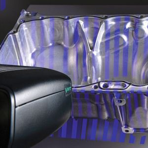In einem typischen Einsatzszenario wird das 3D-System VMT BeadMap als Inline-Prüfstation nach dem Auftrag einer Kleberaupe stationär an der Fertigungslinie verbaut und ist dort ohne vorheriges Teach-In oder die Anbindung an Roboter- oder Achssteuerungen sofort betriebsbereit.(Bild:  VMT Vision Machine Technic Bildverarbeitungssysteme GmbH)