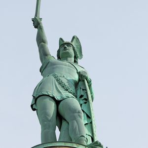 Das Hermannsdenkmal bei Detmold ist auch ein nahezu perfekter Blitzableiter – auch wenn es ursprünglich nicht so gedacht war.