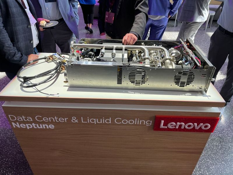 KI-Server kommen bald nicht mehr ohne Flüssigkeitskühlung aus. Lenovo hat dafür die Neptune-Lösung entwickelt. Hier ist die Coolant Distribution Unit für den Rack-Einbau zu sehen, die als Wärmetauscher zwischen dem sekundären Kühlkreislauf in den Servern und dem primären Kühlkreislauf im Rechenzentrum herstellt.  (Bild: Vogel IT-Medien)