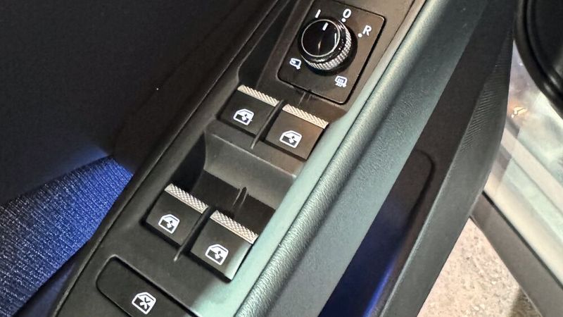 In manchen neueren Modellen von Volkswagen finden sich (beim Fahrer) nur zwei Schalter für die Fensterheber. Beim ID.3 Neo sind es vier. (Bild: Achter – VCG)