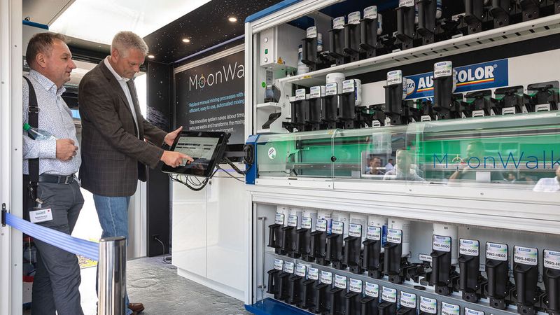 Nexa Autocolor hatte auf seinem Messestand einen kompletten Farbmischraum aufgebaut. Respekt! (Bild: Stefan Bausewein)