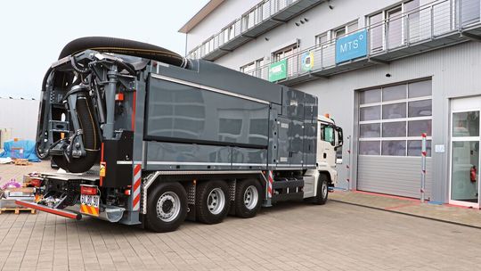 Aus einem Guss: Das Fahrgestell des Herstellers und der Aufbau von MTS ergeben zusammen eine hochwertige, selbstfahrende Arbeitsmaschine, den Saugbagger. Aus einem Guss: Das Fahrgestell des Herstellers und der Aufbau von MTS ergeben zusammen eine hochwertige, selbstfahrende Arbeitsmaschine, den Saugbagger.