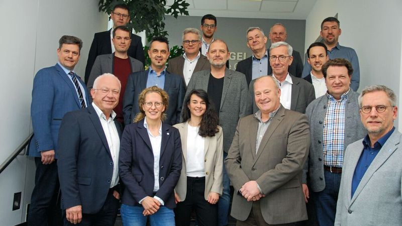 Im Vorfeld der Würzburger Karosserie- und Schadenstage trafen sich die Ausschüsse zu Karosserieinstandsetzung und Fahrzeuglackierung von ZKF und ZDK zu ihrer gemeinsamen Sitzung in Würzburg. (Bild:  Wenz – VCG)