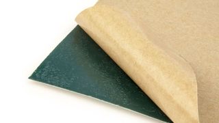 Dieser mit Epoxidharz beschichtete Klebefilm, den 3M jetzt im Angebot hat heißt 3M AU-205, und dient, wie der Hersteller sagt, dazu, die Dauermagnete von Elektromotoren prozesssicher und präzise zu positionieren – so steigt der Wirkungsgrad spürbar. (3M)