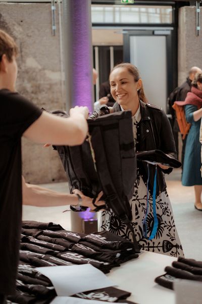 YOUR MCTTP MERCH: In diesem Jahr konnten sich alle Teilnehmer und Speaker auf Rucksäcke & T-Shirts im MCTTP Style freuen!  (Bild: Vogel IT-Akademie)