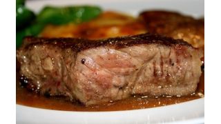 Ab in die Pfanne oder doch lieber in die Tonne? Die Impedanzspektroskopie ist laut TU Chemnitz zur Beurteilung der Fleischqualität geeignet.  (Bild: wrw/Pixelio)