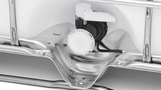 Der neue Gewindeflansch aus Nano-Compound mit angespritztem Erdungskabel von Schütz ermöglicht flexiblere Armatur-Lösungen für Ex-IBC.  (Bild: Schütz)