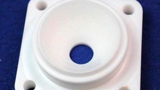 Beim Spritzgießen von Kollimatorlinsen für die Medizintechnik ließen sich dank der geringen Oberflächenrauigkeit der keramischen Werkzeugeinsätze von WZR funktionelle Verbesserungen erzielen. (WZR ceramic solutions)