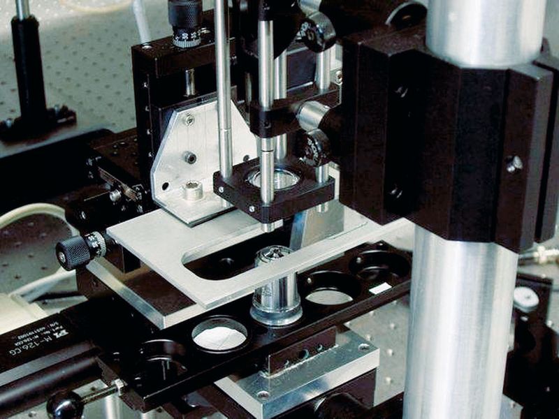 Abb.2: Detailansicht des Nahinfrarotmikroskops: In der Mitte des Bildes befindet sich der bewegliche  Probentisch. Unterhalb dessen ist das zylindrische Objektiv zu erkennen. (Archiv: Vogel Business Media)