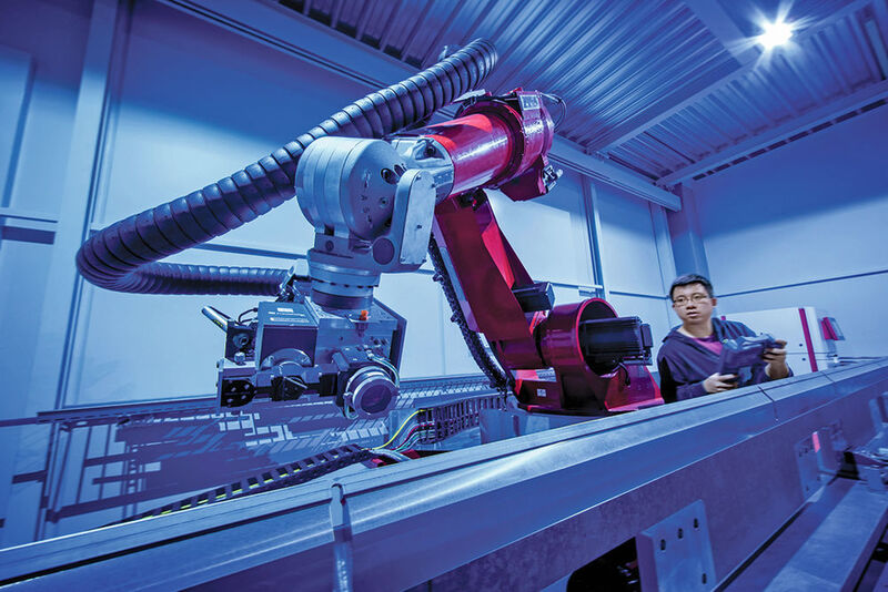 Laserhärten mittels Sechs-Achs-Roboter: Präzise, verzugsarm und prozesssicher, für Bauteile von groß bis klein. (Bild: Gerster)