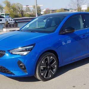 Der Opel Corsa E ist annähernd baugleich mit dem Peugeot E-208, aber 1.500 Euro günstiger. Es gibt ihn ab knapp 34.000 Euro.(Bild:  Auto-Medienportal.Net/Michael Kirchberger)