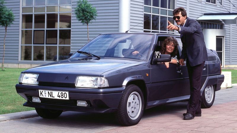 Da geht's lang Madame! Von seinem BX-Topmodell mit 2-Ventil-Motor produzierte Citroën (inkl. dem Sondermodell Millésime) gut 89.000 Exemplare. Hinzu kommen noch 15.440 Einheiten vom GTi 16V, in Frankreich „Soupapes“ (franz. für Ventil) genannt. (Bild: Citroën / Slg. Immo Mikloweit)