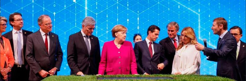 Die Kanzlerin lässt sich in Hannover erklären, wie der FC Bayern München seinen Stadionrasen mit Hilfe von Siemens MindSphere pflegt.(Bild:  Siemens AG)