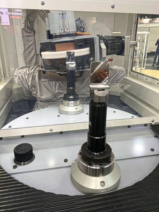 La machine CNC de polissage, ébavurage, et brossage BULA Poligo B1, présentée par Recomatic. Châssis renforcé, rigidité et précision améliorée, interface optimisé.(Source :  Marina Hofstetter)