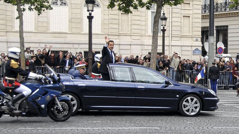 2007 erhielt Nicolas Sarkozy den Peugeot 607 Paladine, der auf einer Genf-Studie von 2000 basiert. Der Kraftstofftank betrug aufgrund des versenkbaren Daches gerade einmal sechs Liter, was in der Praxis oft Probleme bereitete. (Bild: Peugeot)