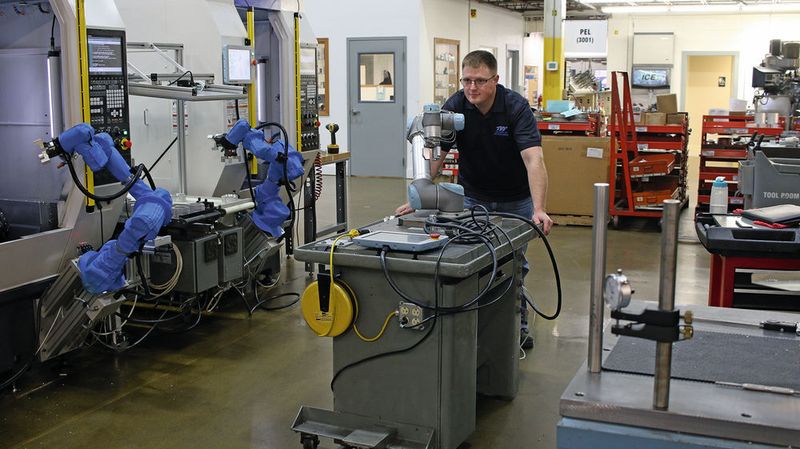 Kollaborierende Anwendungen mit Leichtbaurobotern sind in immer mehr Betrieben zu sehen. Für Anwender und Integratoren ist es darum wichtig, die rechtlichen Rahmenbedingungen genau zu kennen. (Universal Robots)