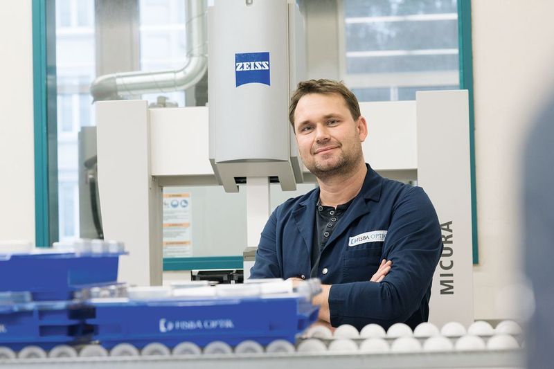 Der Leiter Vorbearbeitung und Mechanik ist stolz, dass sie mit Zeiss Micura auch die Entwicklungsabteilung unterstützen. (Zeiss)