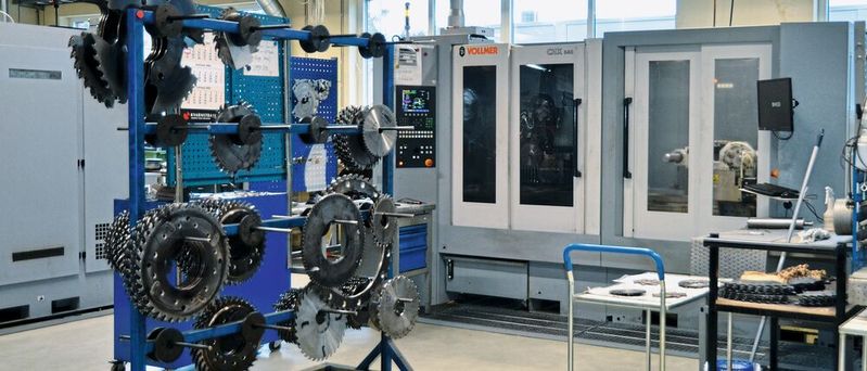 Kvarnstrand setzt rund 50 Vollmer-Maschinen im Service ein für die automatisierte Bearbeitung von hartmetallbestückten Kreissägen, die in der Verarbeitung von Holz, Aluminium und Kunststoff zum Einsatz kommen.(Bild:  Vollmer)