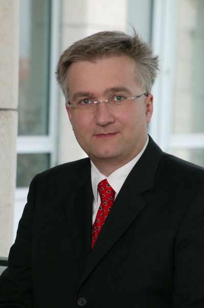 Michael Stiller, Wissenschaftlicher Mitarbeiter Industrial Communication: „Verteilte Steuerungskonzepte, die auch eine cloudbasierte Steuerung von Produktionsanlagen ermöglichen, sind essentiell, um die mit dem Stichwort Industrie 4.0 verknüpften Vorteile ausschöpfen zu können.“ (Bild: Elvira Peter)