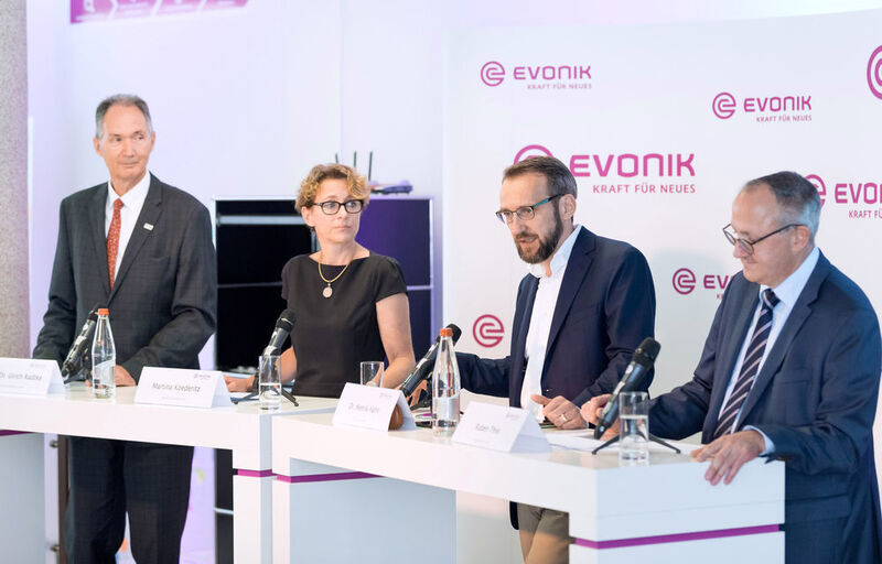 Evonik will 100 Millionen Euro für Digitalisierung bereitstellen und kooperiert mit IBM und der Universität Duisburg-Essen. Ulrich Radtke (Uni Duisburg-Essen), Martina Koederitz (IBM), Henrik Hahn und Ruben Thiel (Evonik) (v.l.) präsentieren auf dem Podium den gemeinsamen Ansatz. (Evonik)