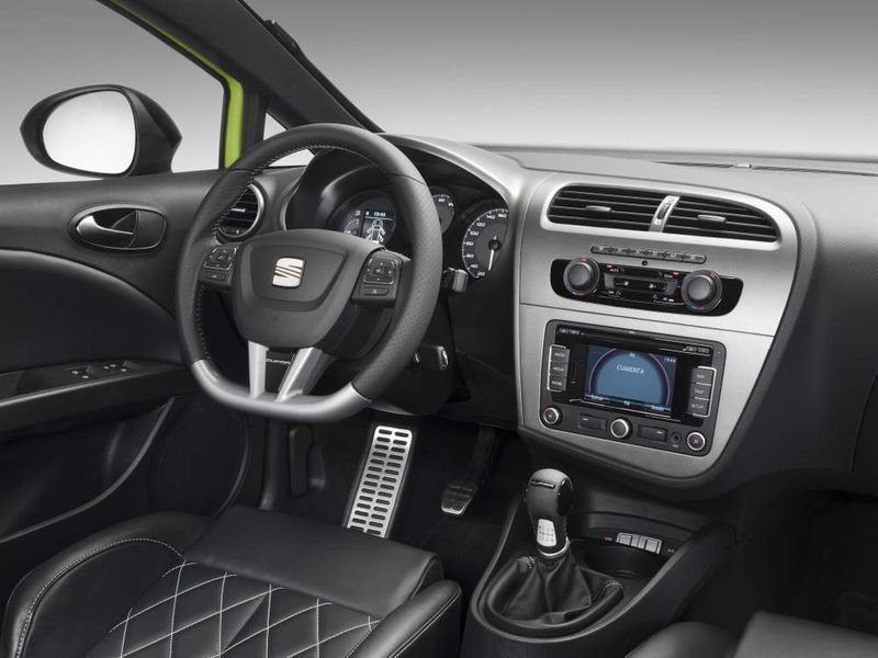 Im Innenraum dominiert die Farbe Schwarz. Das Lenkrad ist unten abgeflacht. Fotos: Seat (Archiv: Vogel Business Media)