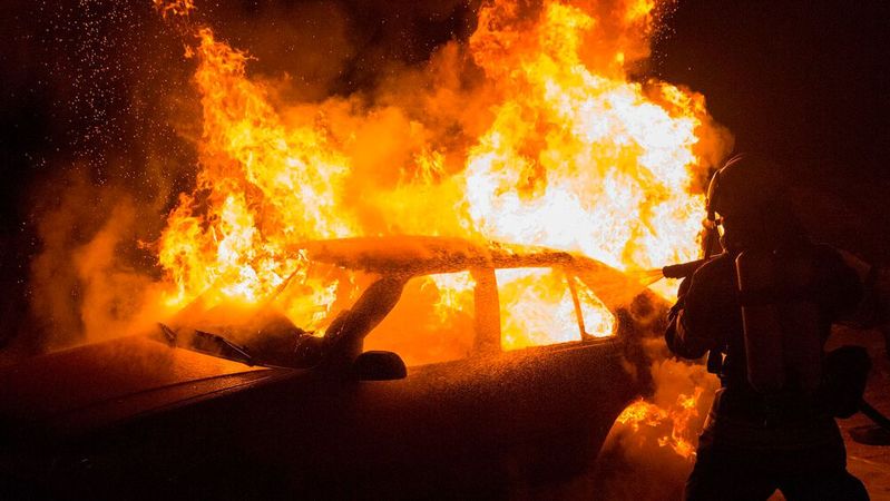 Dass Autos in Brand geraten kommt selten vor. Bei E-Autos ist die Gefahr nicht größer als bei Verbrennern. Dass Autos in Brand geraten kommt selten vor. Bei E-Autos ist die Gefahr nicht größer als bei Verbrennern.