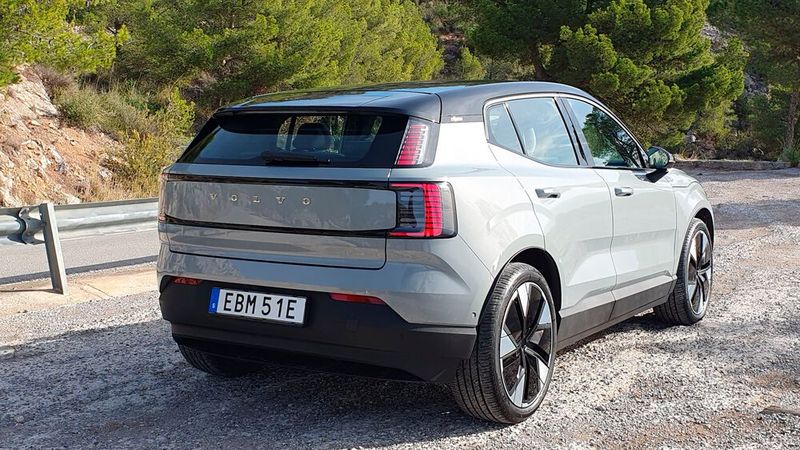 Das Heck des EX30 ist durch den großen Volvo-Schriftzug und die schmalen Heckscheiben zwar durchaus markant – dank der schmalen Rückleuchten wirkt es aber nicht wuchtig. (Bild: Mauritz – VCG)