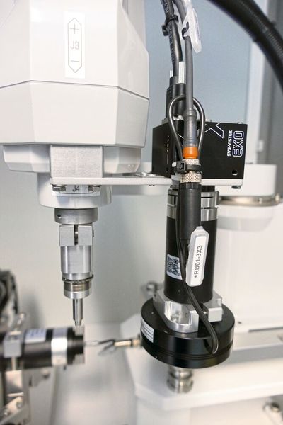 Ein Bildverarbeitungssystem am Arm des Scara-Roboters garantiert die korrekte Aufnahme der Pipettenspitzen aus den Trays. (Bild: Hekuma)