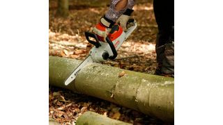 For a Stihl chainsaw to really "bite", its saw chain must be able to run cleanly and smoothly in a groove in the guide bar. To ensure this, Stihl has opted for a portal projection welding system from Nimak. (Picture: StihlStihl)