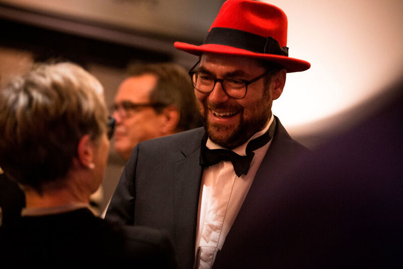 Der rote Hut von Red Hat sticht immer hervor, heute getragen von Horst Thieme. (artful rooms / VIT)
