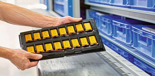 Bild 3: Für einen sicheren Transport von Lithium-Polymer-Zellen werden geeignete Trays verwendet.(Bild:  Jauch)