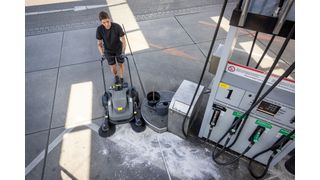 An Tankstellen sorgen akkubetriebene Kehrmaschinen für Sauberkeit. (Bild: Kärcher)